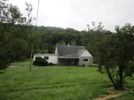 565 Boggs School Rd, Coraopolis, PA 15108