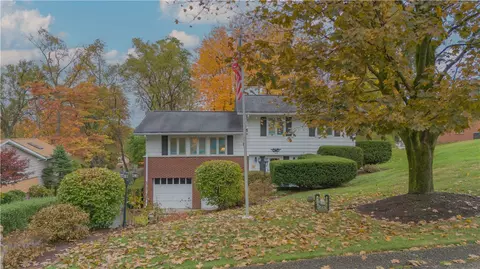 1006 Sandhurst Dr, Moon Twp, PA 15108