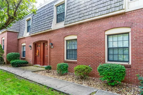 404 Country View Ct, Pittsburgh, PA 15205