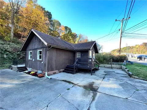 769 Old Narrows Run Rd, Coraopolis, PA 15108