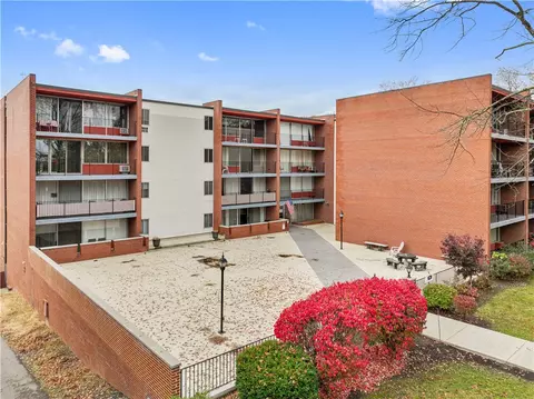 446 Hoodridge Dr #410, Pittsburgh, PA 15234