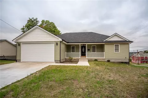 420 Fruit Ave, Farrell, PA 16121