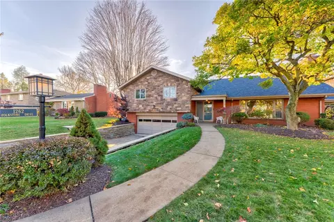 1262 Folkstone Dr, Pittsburgh, PA 15243