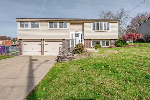724 Surfside Dr, Pittsburgh, PA 15239