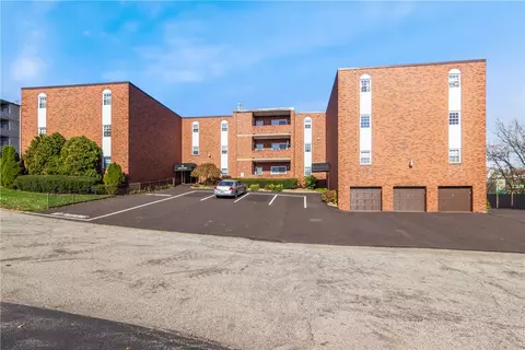 105 Woodstone Ln #64, New Kensington, PA 15068