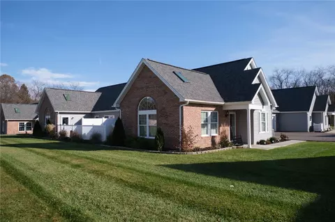 108 White Fox Ct, Ellwood City, PA 16117