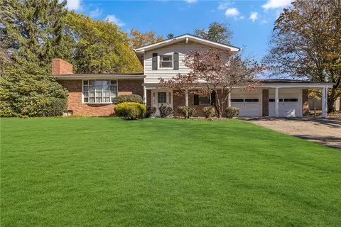 216 Hyeholde Dr, Moon Township, PA 15108