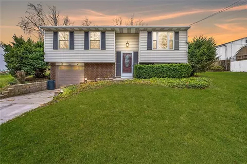 199 Fern Hollow Rd, Coraopolis, PA 15108