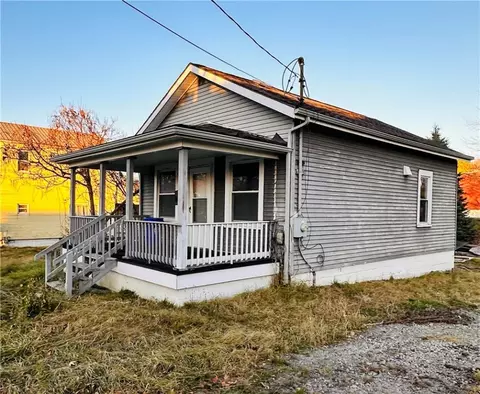 725 Wallis Ave, Farrell, PA 16121