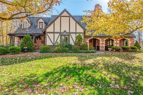 2204 Ben Franklin Dr, Pittsburgh, PA 15237