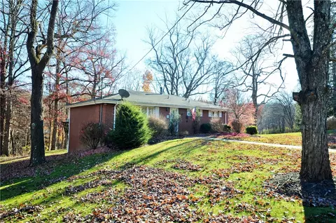 10 Highlandview Rd, Carnegie, PA 15106