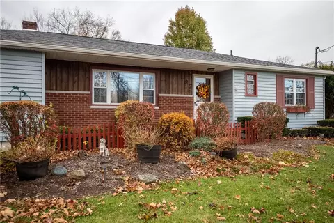 37 Edgewood Dr, Greenville, PA 16125