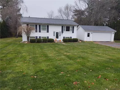 1306 Brentwood Dr, Greenville, PA 16125