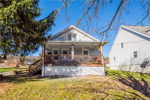 715 S 6th St, Youngwood, PA 15697