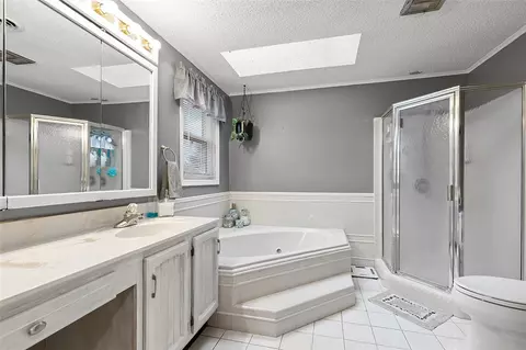 Bath - 146 Biskup Ln, Monaca, PA 15061 photo 4 of 5