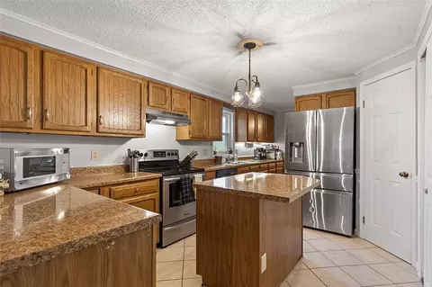 Kitchen - 146 Biskup Ln, Monaca, PA 15061 photo 4 of 5