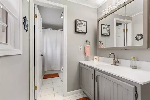 Bath - 146 Biskup Ln, Monaca, PA 15061 photo 2 of 5