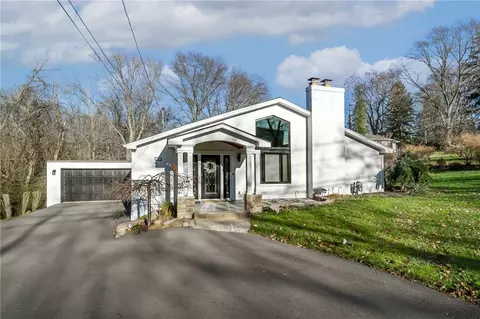 1725 Beaver Grade Rd, Coraopolis, PA 15108