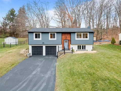 204 Sherwood Dr, Monaca, PA 15061