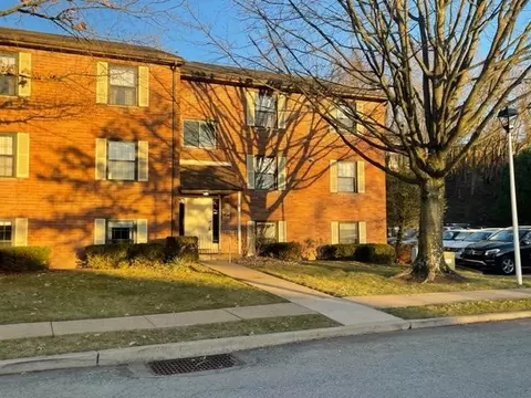 7238 Beacon Hill Dr, Pittsburgh, PA 15221