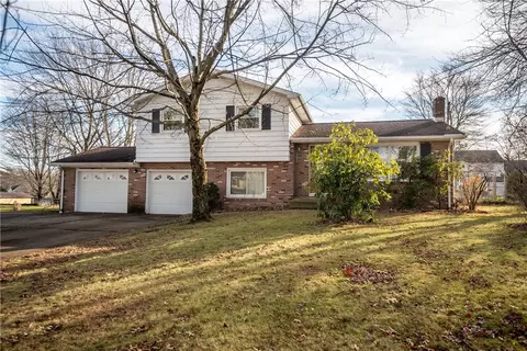4850 Whippoorwill Dr, Hermitage, PA 16148
