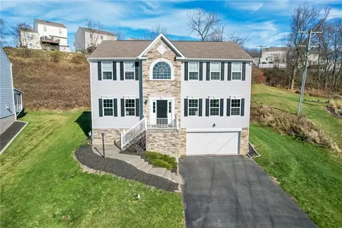 216 W Country Barn Rd, Houston, PA 15342