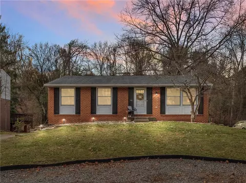 712 Pine Valley Dr, Plum, PA 15239