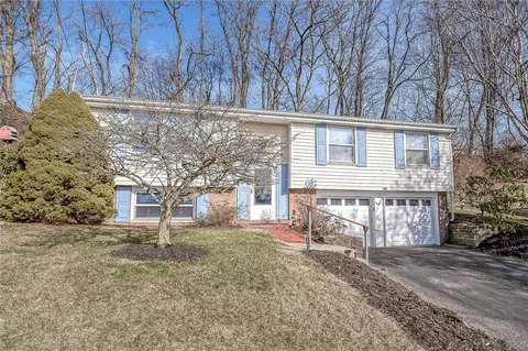 112 Shadow Ln, Moon, PA 15108