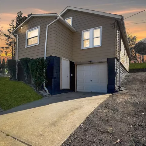 17 Green Oak Dr, Coraopolis, PA 15108