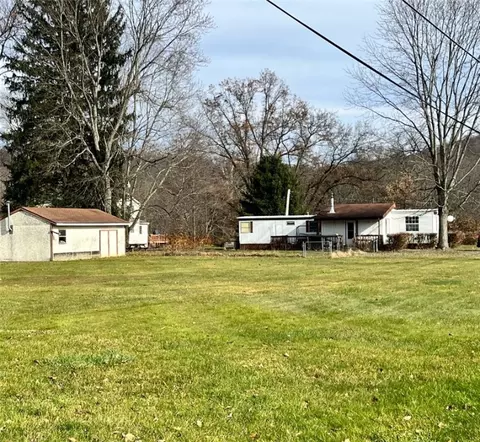 111 Crandon Dr, Ellwood City, PA 16117