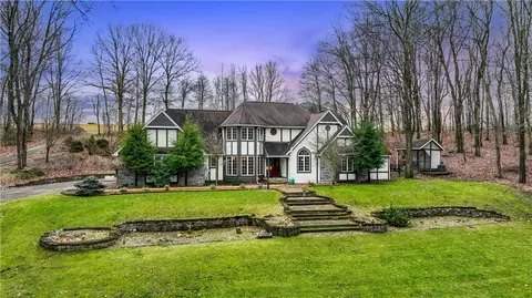 104 Landing Dr, Hookstown, PA 15050