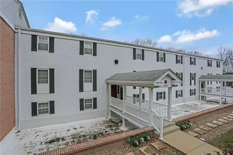 303 Camelot Dr, Pittsburgh, PA 15237