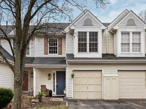 218 Commons Dr, Oakmont, PA 15139