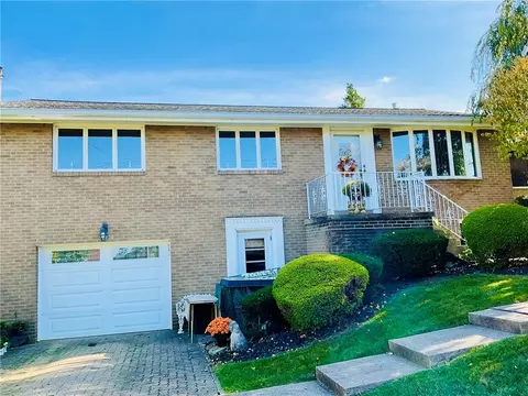 1050 Huston Dr, West Mifflin, PA 15122