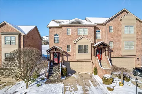 2000 St Andrews Ct, Jeannette, PA 15644