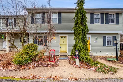 202 Parkwood Dr, Cranberry, PA 16066