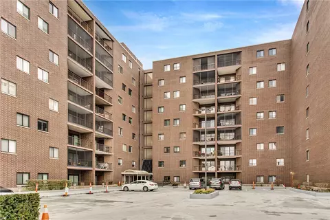 5600 Munhall Rd #807, Pittsburgh, PA 15217