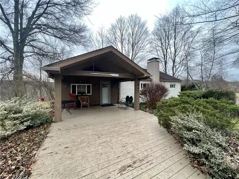 427 Chapel Dr, Ellwood City, PA 16117