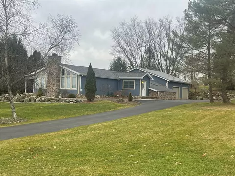 959 Apache Trl, Mercer, PA 16137