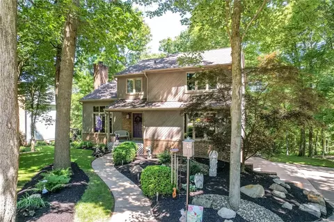 17 Lamplighter Ln, Baden, PA 15005