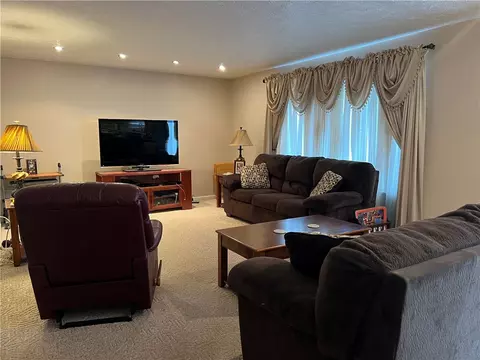 128 Cedar Ridge Dr, Monaca, PA 15061 photo 4