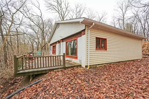 565 Lundys Ln, Ellwood City, PA 16117