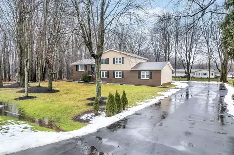 3228 Elm Dr, New Castle, PA 16105