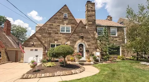 126 Crestview Dr, Pleasant Hills, PA 15236