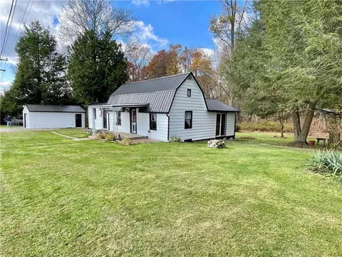 1121 School Rd, Apollo, PA 15613