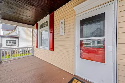 909 Russellwood Ave, Mckees Rocks, PA 15136