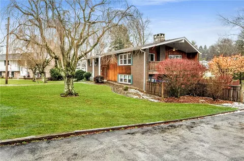 121 Crest View Dr, Greensburg, PA 15601