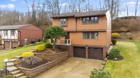 1025 Barnsley Dr, South Park, PA 15129