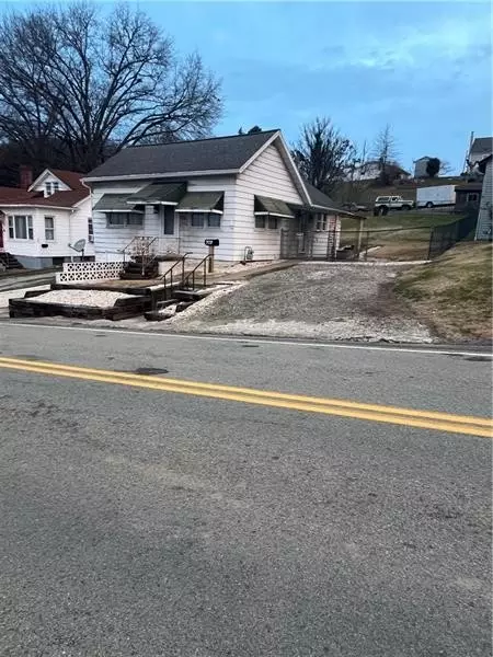 707 Baughman Ave, Jeannette, PA 15644
