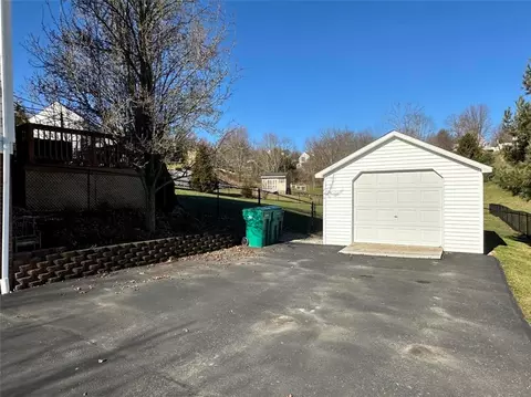 102 Walnut Dr, Eighty Four, PA 15330 photo 4
